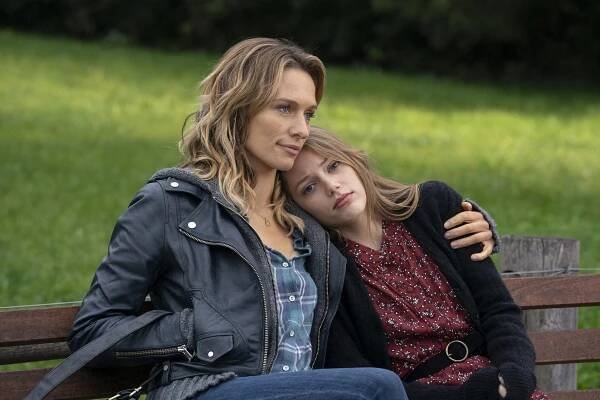 The Village - In Your Bones - Z filmu - Michaela McManus, Grace Van Dien