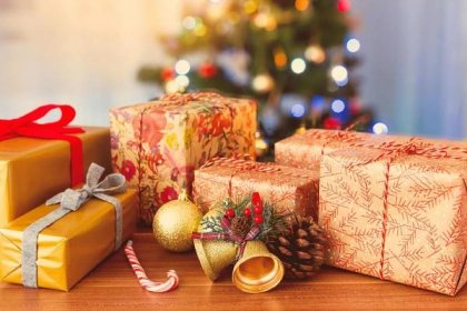 Vánoční dárky, vánoční strom