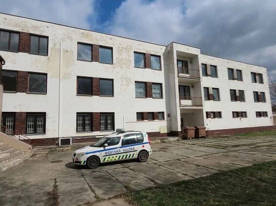 Bývalý vojenský areál tyčící se nad Újezdem u Brna je na prodej. Město za něj chce dvacet milionů korun.