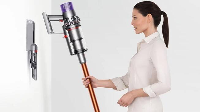 Vysavač Dyson Cyclone V10 Absolute nabíjecí stanice uchycená na stěně_02
