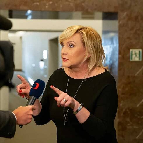 Jana Bendová: Zásadová slova Schillerové a Jermanové tesat do kamene v Průhonicích. Kam až zajde Fiala?