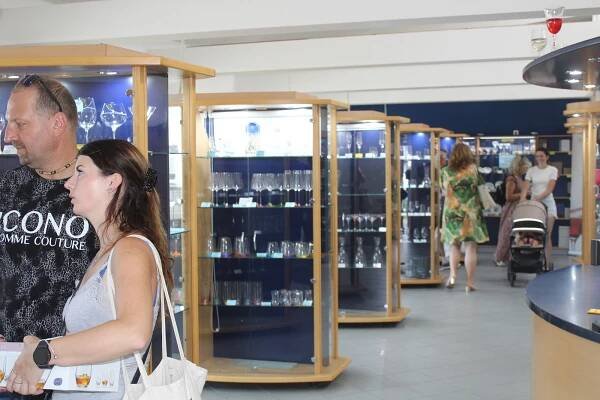 Koncerty, mobilní pec i soutěž frgálů. Karolinka chystá 35. Sklářský jarmark