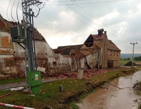 Domy ve čtvrtek ničila bouře i na severozápadě Čech. Nešlo o tornádo, ale jev zvaný downburst