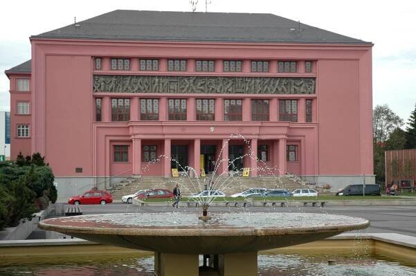 Hornický dům v Sokolově má nové vstupní dveře za milion korun