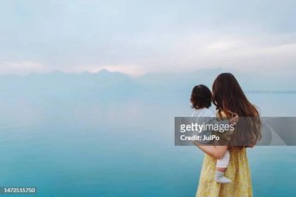 mother with her little baby girl looking at the sea - beach babes stock pictures, royalty-free photos & images