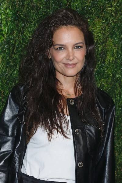 Letní vlasy: Jeden retro trend a plážové háro podle Katie Holmes