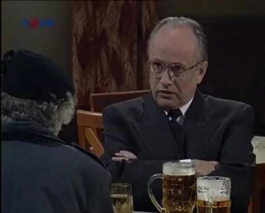 Z tělocvikáře Jonáše, kterého hrál Václav Knop, se měl stát poslanec. 