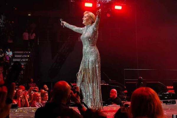 Koncert Heleny Vondráčkové k jejím 77. narozeninám a 60. výročí na scéně.