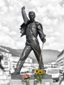 Soubor:Statue of Freddie Mercury in Montreux 2005-07-15.jpg – Wikipedie