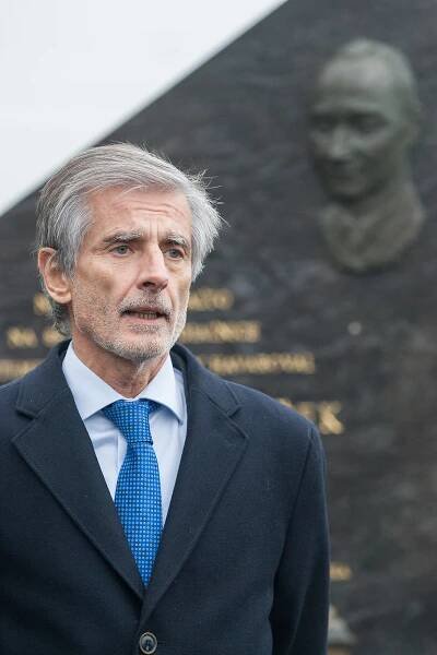 Připomínka sametové revoluce: Dubčekův pomník navštíví slovenský velvyslanec