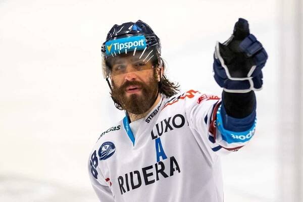 Hokejista Peter Mueller v dresu Vítkovic.
