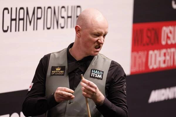 Chris Wakelin holds off Neil Robertson to reach second round for the first time