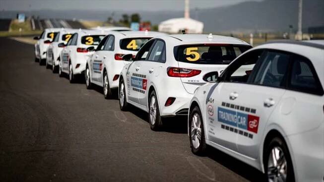 | Flotila testovacích vozů Kia na Autodromu v Mostě Zdroj: Kia Czech