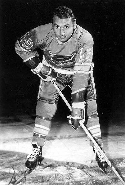 Legendární československý hokejista Jaroslav Jiřík v dresu klubu St. Louis Blues z NHL