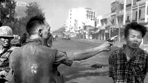 Jihovietnamský generál Nguyen Ngoc Loan střílí na ulici Saigionu do hlavy údajného důstojníka Vietkongu Nguyena Van Lema, známého jako Bay Lop. Snímek obletěl celý svět a stal se symbolem brutality vietnamské války. (1. února 1968)