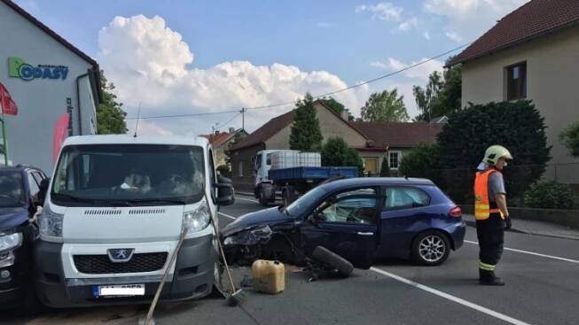 Aktuálně: Dopravní nehoda uzavřela jízdní pruh v Jincích