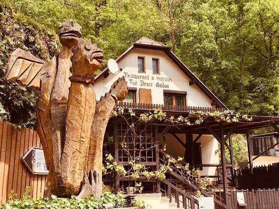 Restaurant a penzion Pod Draci skalou, Karlštejn, Česko