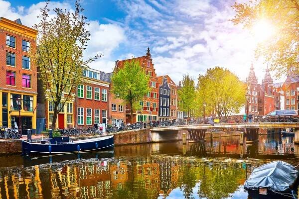kanál v amsterdamu nizozemsko domy řeka amstel - amsterdam - stock snímky, obrázky a fotky
