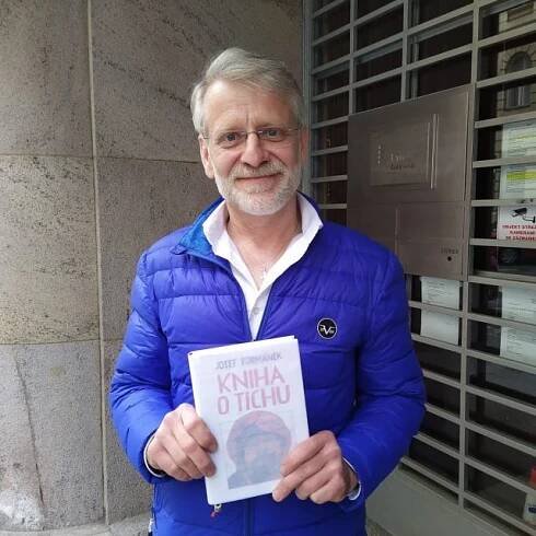 Josef Formánek se svojí novou knihou,  která nese název Kniha o tichu | foto: Jarka Vykoupilová,  Český rozhlas,  Český rozhlas
