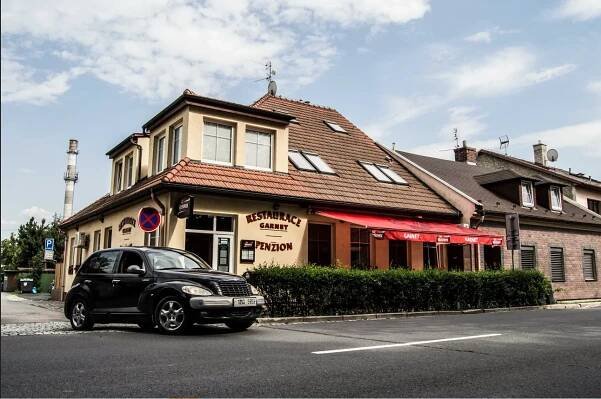 Parádně obložené langoše s nápojem k tomu. Trhané maso, guacamole, sýry a jiné dobroty