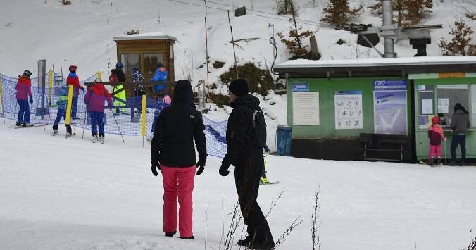 FOTO: Lyžování, klouzání a stavění sněhuláků: Lidé si o víkendu užívali na Pyšné