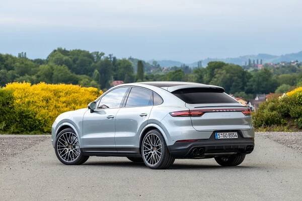 Porsche Cayenne: Podrobné specifikace vozidel & Interaktivní nástroj pro srovnání