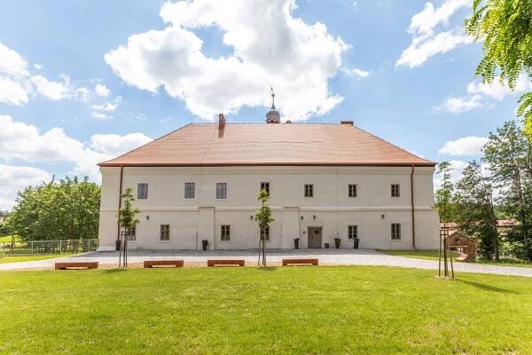 Nádhera. Zámek Mirošovice vstal jako fénix z popela, zachránila ho tisícová obec