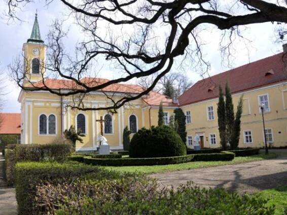 Zámek a hřebčín s kostelem sv. Václava a Leopolda, Kladruby nad Labem.