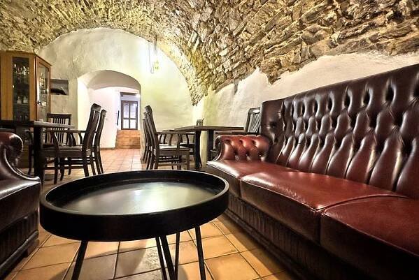 Pronájem prostor vinného sklepa pro vaše akce Znojmo Barvino BAR v centru Znojma • Firmy.cz