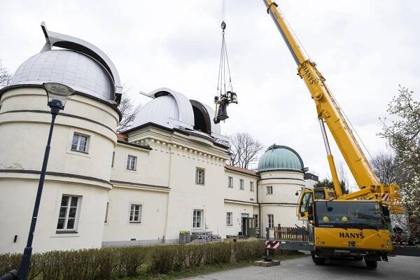 FOTO: Největší dalekohled petřínské hvězdárny odvezli na opravu