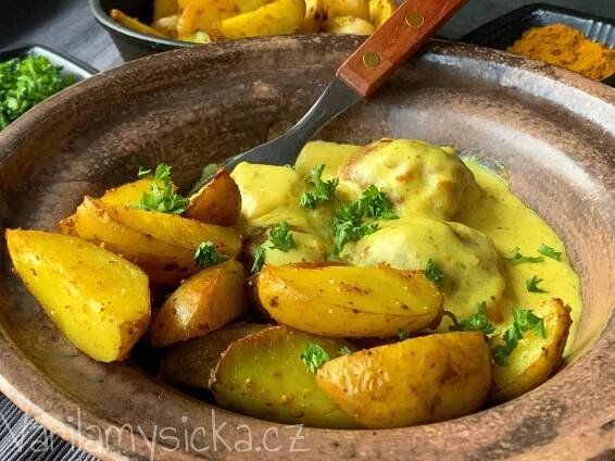 Vege "nemasové" kuličky + smetanová krémová omáčka + křupavé brambory pečené v troubě - vařilamyšička.cz
