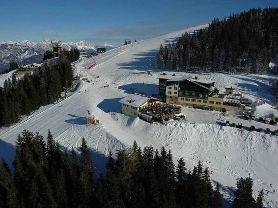 Onkel Willy's Hütte liegt nur rund 250 m von der Bergstation der Planai-Seilbahn entfernt.