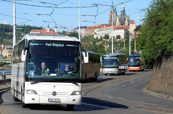 50 autobusů projelo demonstrativně Prahou: „Hrozí nám krach,“ upozorňují dopravci. Havlíčkovi předali návrhy