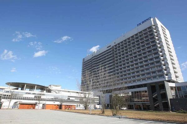 Termokamery u nemocnic v akci: příchozím měří teplotu, při zvýšené hrozí izolace