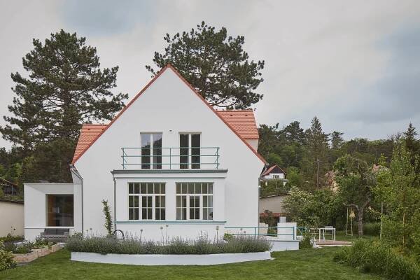 Mjölk architekti navrhli celkovou rekonstrukci prvorepublikové vily se zimní zahradou