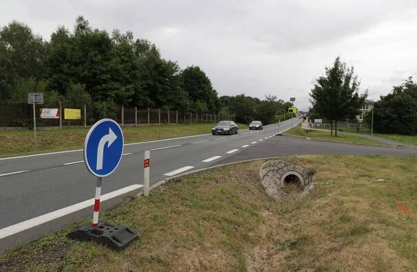 Silniční uzavírka v Chodové Plané: i kamiony musí na objížďku přes Kříženec