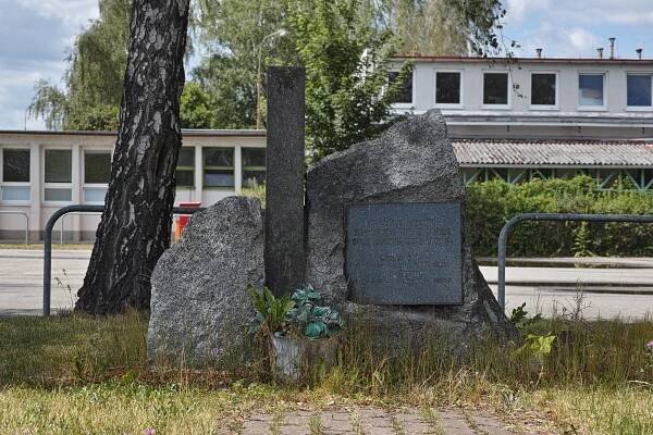 Soubor:Pomník zaměstnancům papíren 01.jpg – Wikipedie