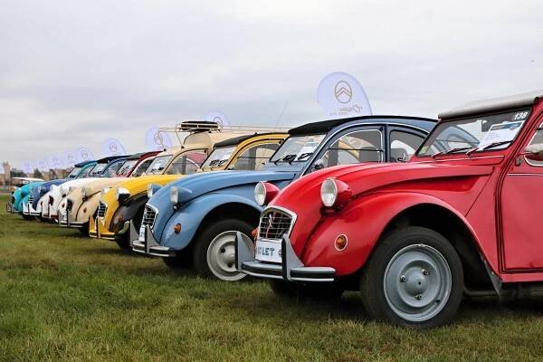 U OSLAV 100LETÉHO VÝROČÍ ZNAČKY CITROËN BYLO V PRAZE 140 VETERÁNŮ A 10 TISÍC LIDÍ | Autoperiskop.cz – Výjimečný pohled na