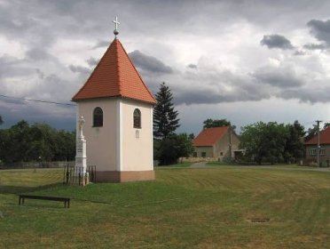 Soubor:Kramolín (okres Třebíč) - zvonice na návsi obr1.jpg