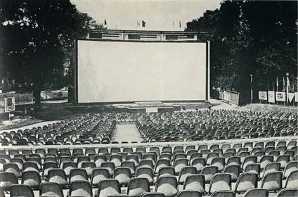 Letní kino Kino v zámeckém parku bylo dobudováno pro Filmový festival pracujících (FFP), zahájený 14.8.1950 sovětským filmem Spiknutí odsouzených, který "odhadoval bez ostychu ty, kdož se snaží rozpoutat novou válečnou vřavu, jen aby se jejich kapsy plnily zlatem. " Při úpravách v roce 1962 byla plocha hlediště vyasfaltována, instalovány laminátové lavičky pro 2100 diváků a kino vybaveno jako jedno z prvních v republice 70 mm formátem. Plátno mělo rozměr 9 x 25 m. Na zahajovací představení byl takový nával, že se musela uspořádat půlnoční repríza. Vedle FFP a politických shromáždění běžel přes krátké liberecké léto i normální filmový provoz. Areál vznikl díky obětavé práci stovek brigádníků i organizátorů, ale nebýt politického zájmu mít ve středu města vhodný prostor pro masové akce, neměl by za nepříznivých podmínek celý projekt opodstatnění. Také FFP se později přestěhoval pod střechu ostatních libereckých kin. Promítání v letním kině skončilo definitivně v roce 1993.  (zdroj Kniha o Liberci) 
