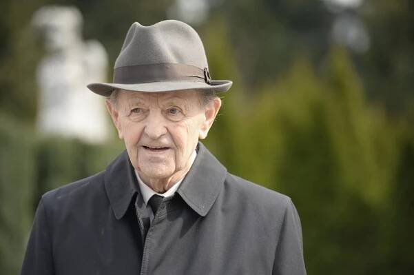 Pohřeb komunisty Štěpána (†68): Srp a kladivo, Semelová, Janoušek, Jakeš!