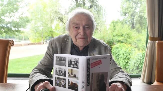 Pavel Kohout slaví 95 let. Za své hříchy mládí se omluvil, z vlasti ho kdysi doslova vynesli
