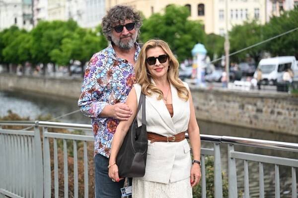 FOTO: Dana Morávková si s manželem užívá odpoledne ve Varech. – stránka 27