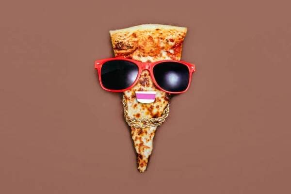 cool pizza face se slunečními brýlemi a zlatým řetízkem - pizza jokes - stock snímky, obrázky a fotky