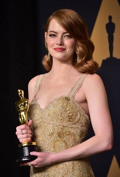 Emma Stone přebírá Oscara za hlavní roli ve filmu La La Land v roce 2017.