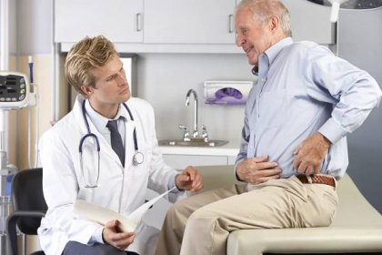 Stáhnout - Doktor vyšetřující mužský pacient s bolesti kyčle — Stock obrázek