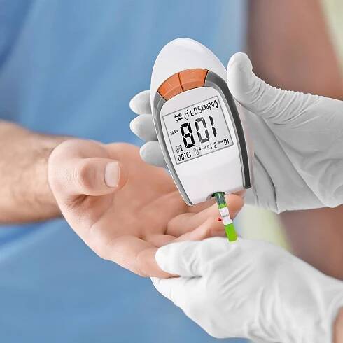 Glukometr se 100 ks testovacích proužků a lancety Sada glukometru