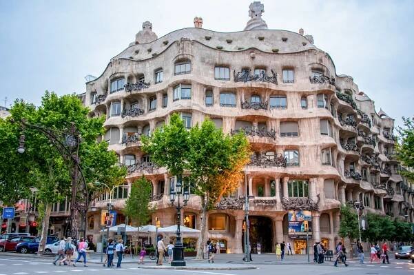Obytný dům "Casa Mila", dominanta města Barcelony.