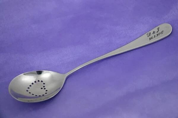 Děrovaná svatební lžíce s gravírováním - Svatební diář