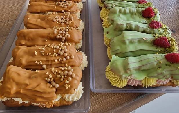 slaný karamel eclair, pistáciovo-malinový eclair